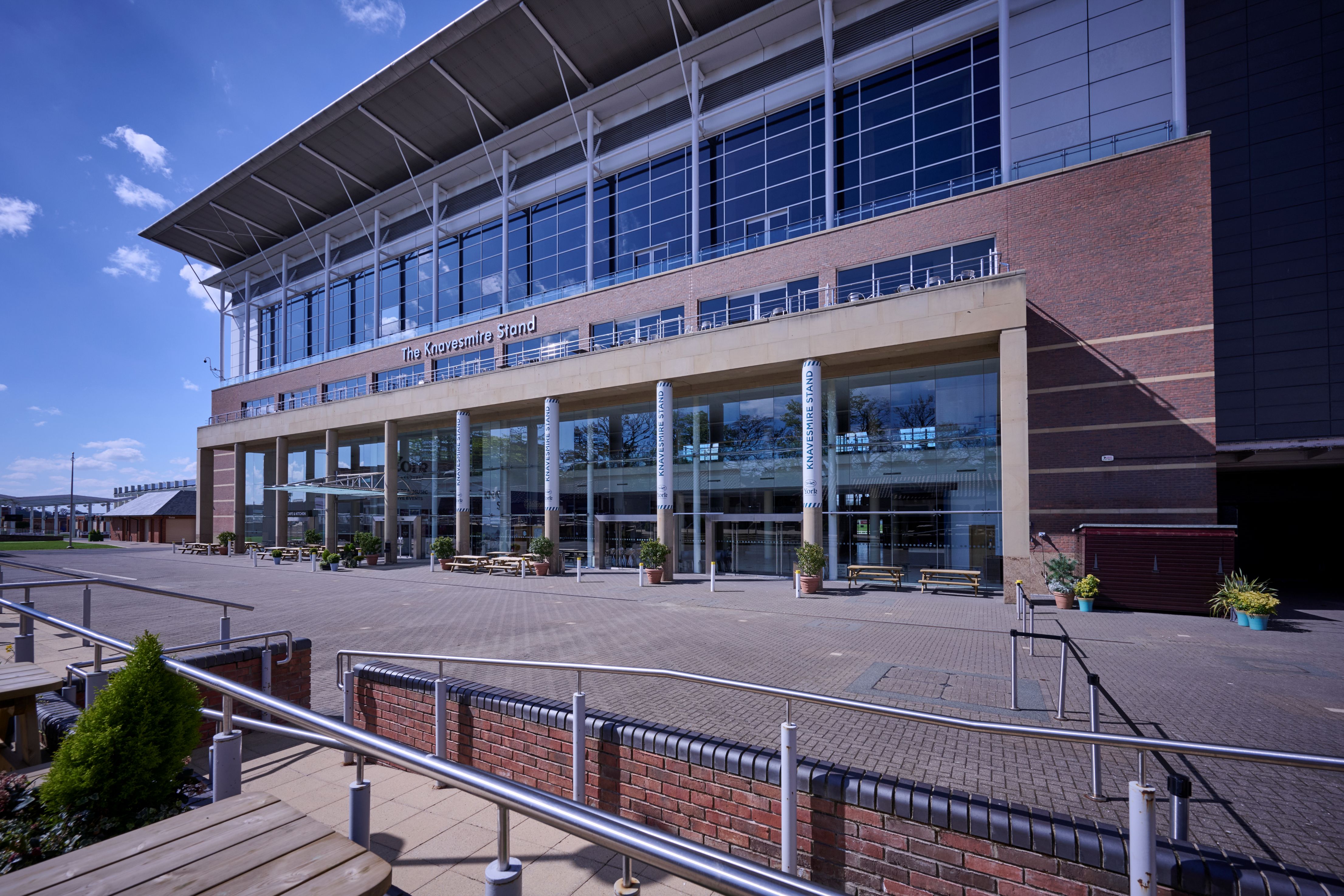 York Racecourse Unveils Renovated Knavesmire Stand Suites for Dante Festival 2026