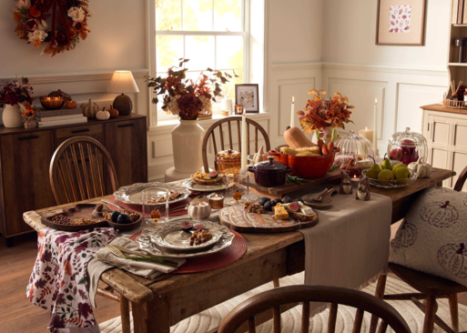 Cosy autumn-themed dining room with rustic table setting