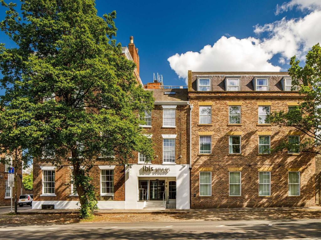 Historic red brick hotel with white entrance and tall windows