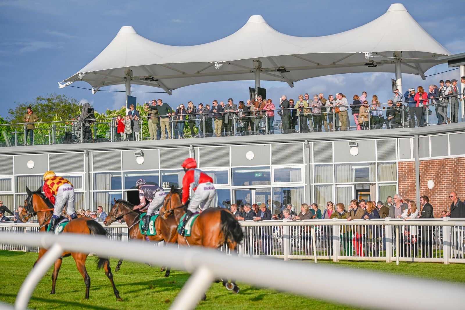 Easter Horse Racing Events In Yorkshire 2025
