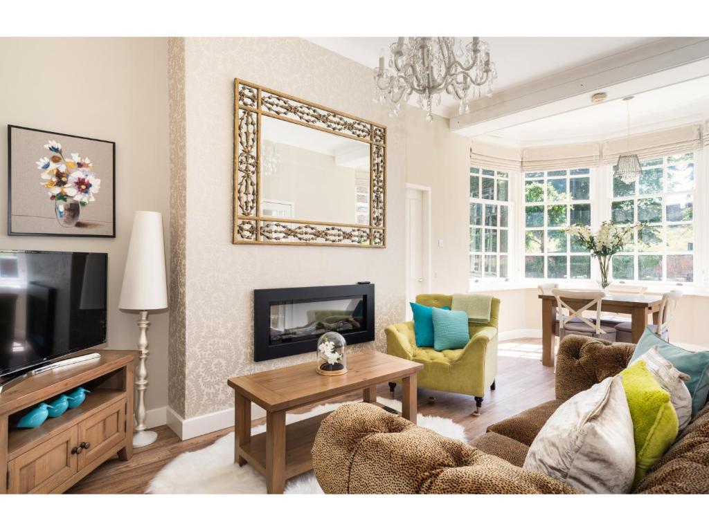 Stunning 1BR Apartment in Central York w/Parking