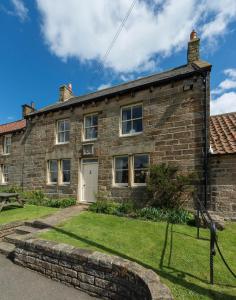 Accommodation at Wheatsheaf Cottage in egton