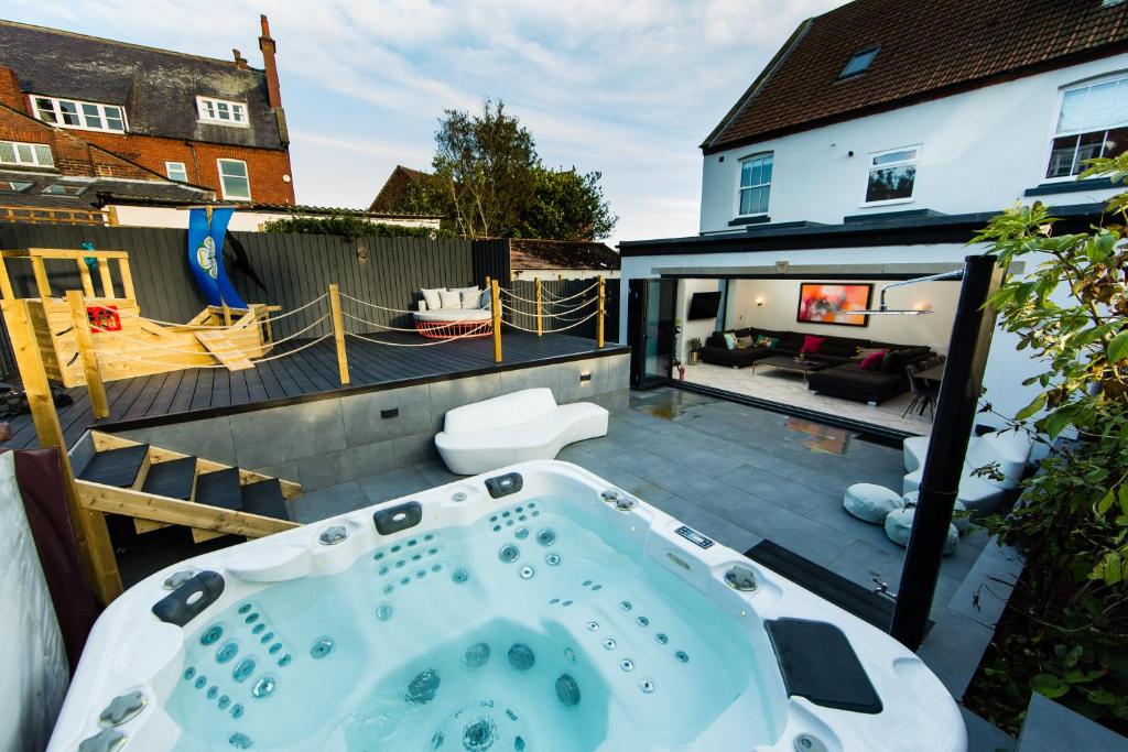 Rounton Villa by Maison Parfaite - Hot Tub - Sea Views - Parking