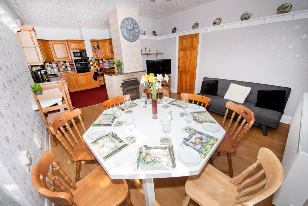 Accommodation at The Bungalow at Seaway's, Sleeps 11 + in fridaythorpe