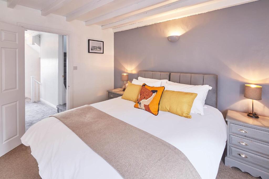 Host & Stay - Dove Grey, 25 West End