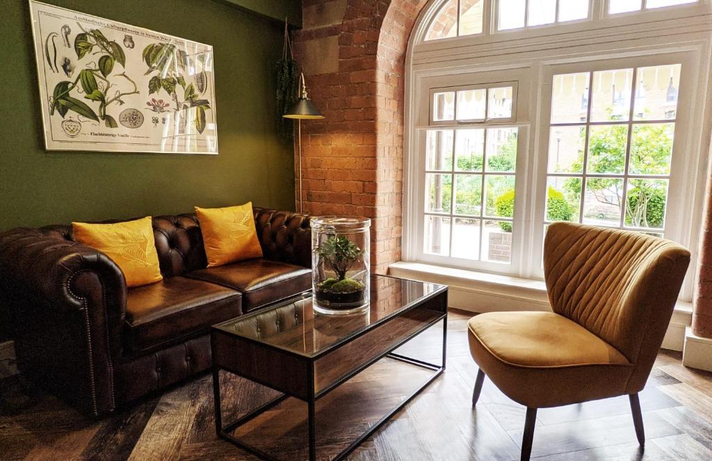 The Botanist's Hideout - Luxury Retreat with Parking