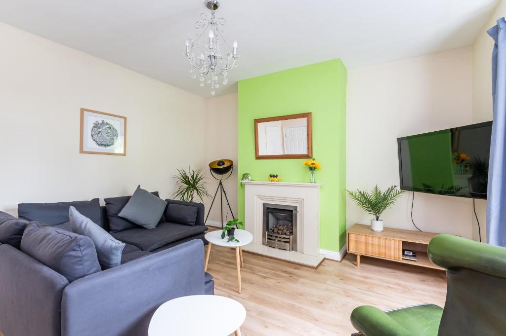 Pass the Keys 2 Bed with Garden Parking and York Minster views