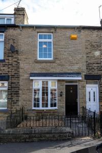 Accommodation at Beautiful 3 Bedroom house - Sleeps 5 Free parking in longley