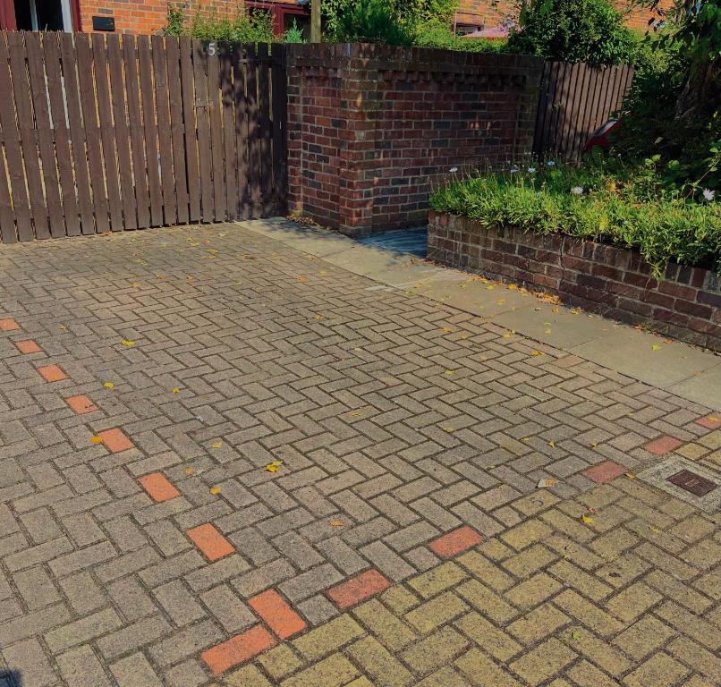 5 Lockside *Free private parking* *City centre*
