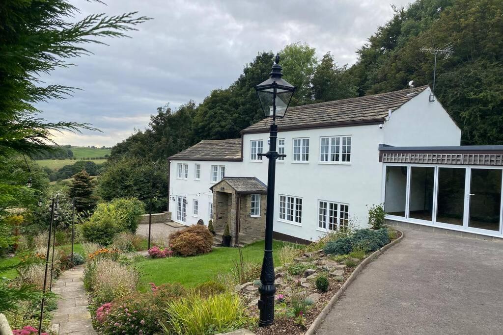 Accommodation at Coach House, 5.8 Acres with hot Tub and Lake in pudsey