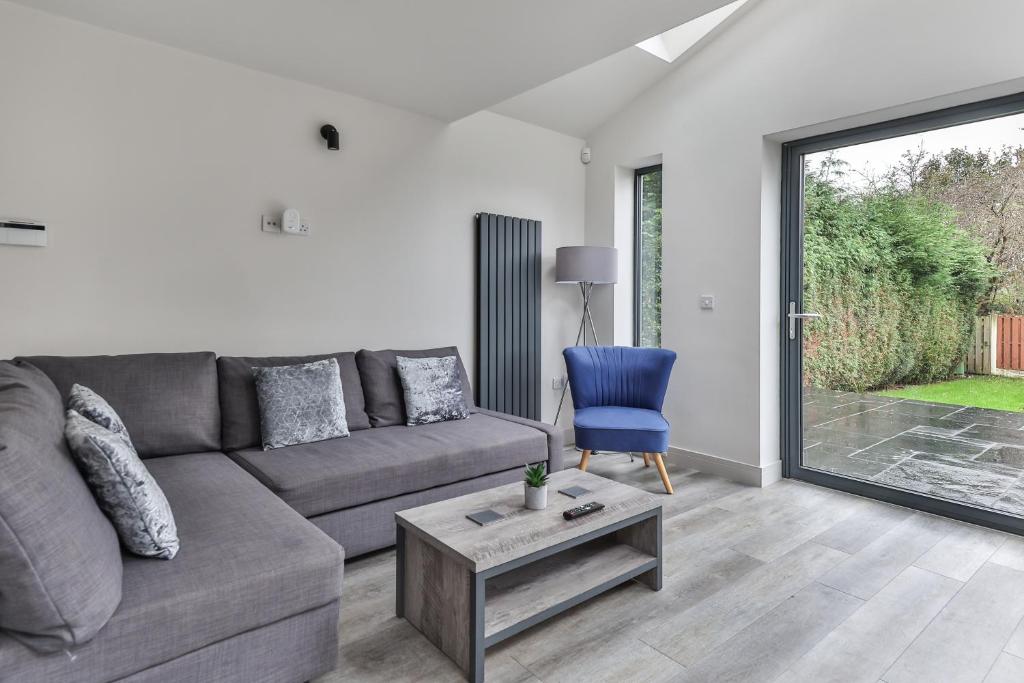 Large, Modern Apartment with En-suites, Wifi, Parking
