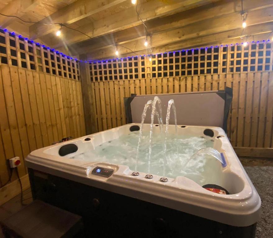 Accommodation at Beautiful Holiday Home - Lake view in stamford bridge