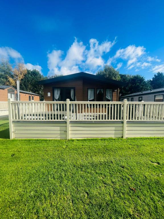 Waters Edge Lodge with Hot Tub