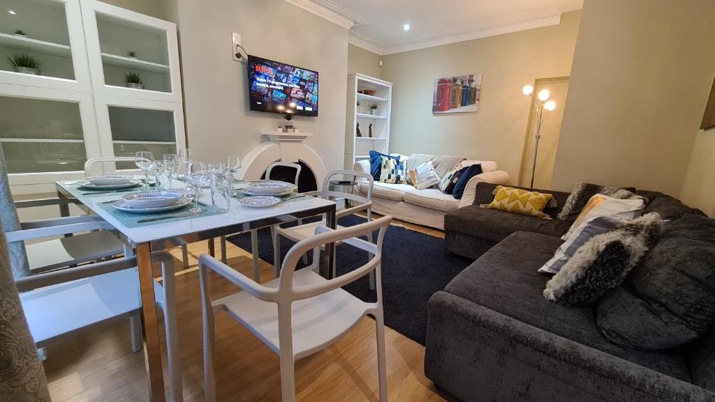 Stylish 2 Bedroom Apartment, Leeds Centre + Free Parking