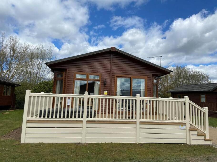 Daisy Lodge with Hot Tub