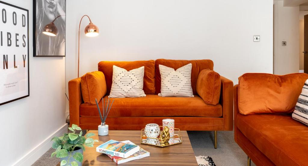 Stylish 2 bed town centre apartment with parking