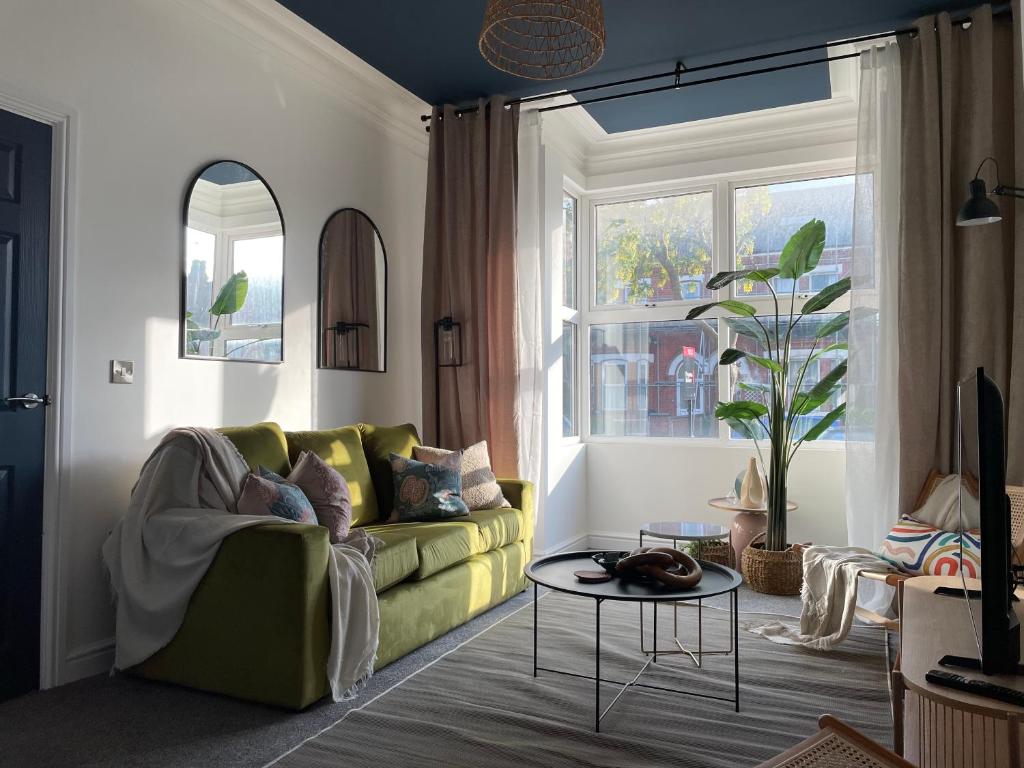 Doncaster Large Luxury 3 Bedroom House, Sleeps 8, City Centre, Racecourse, Free Parking, by EMPOWER HOMES