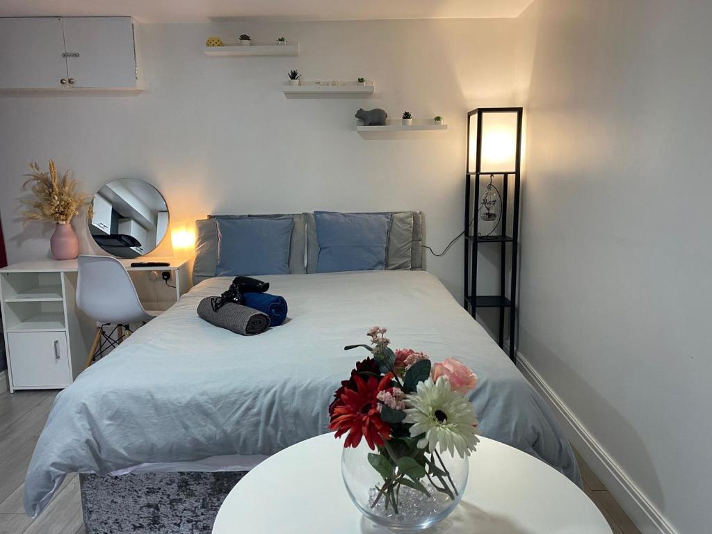 Accommodation at Charming, cosy hideaway with free WiFi, parking in roundhay