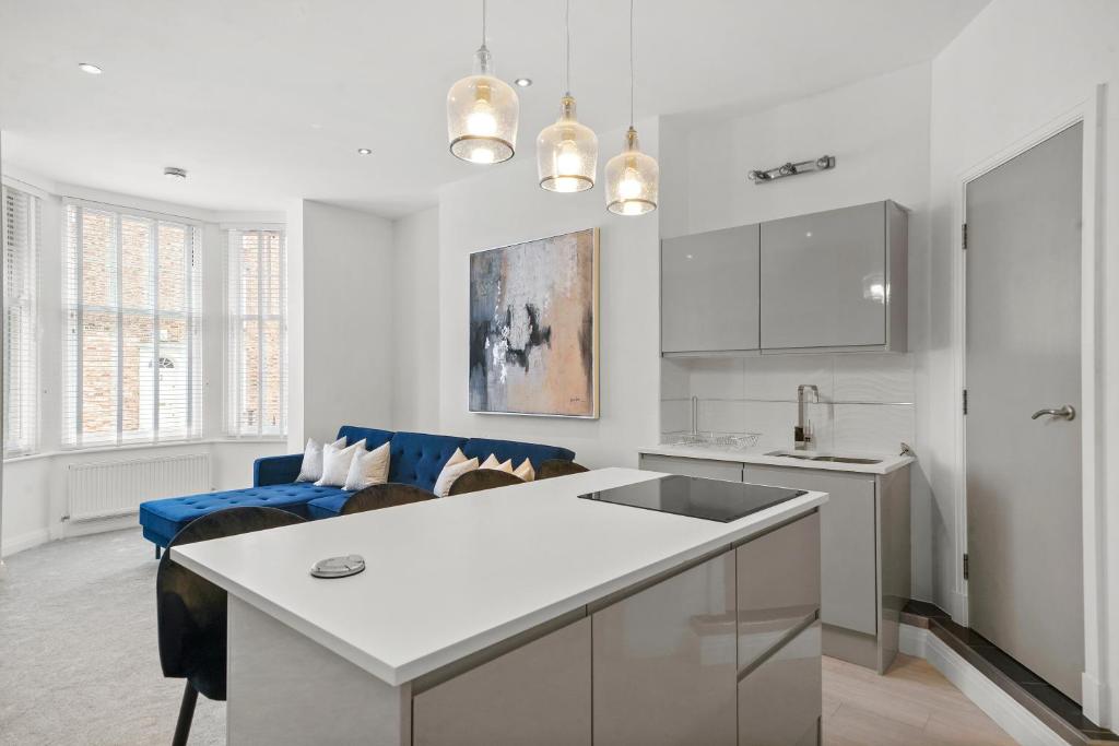 The Hamptons Apartment + Underground Spa Bathroom