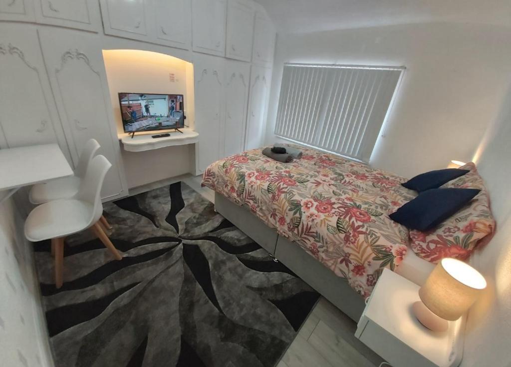 Relaxed Double bed with private bathroom, parking, WiFi and garden.