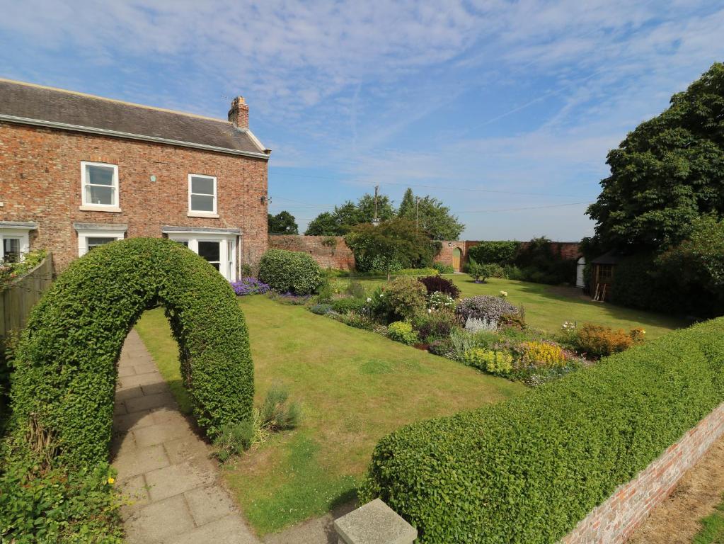 Accommodation at Youlton Lodge in youlton