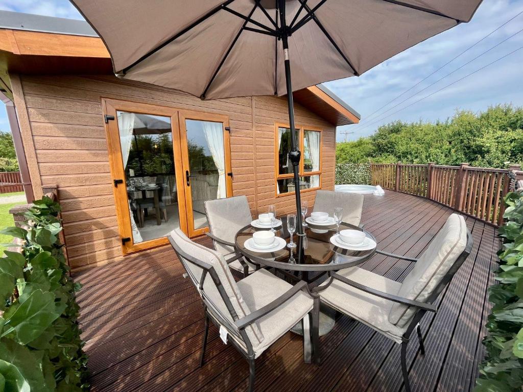 Buttercup - Lodge with Hot Tub