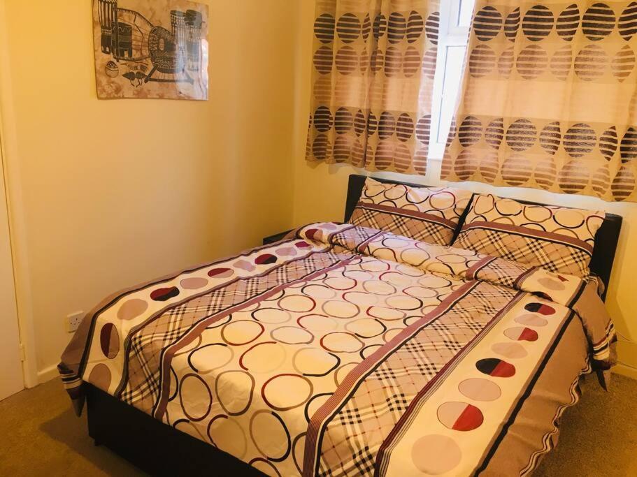 Accommodation at Princess 3 Bedroom House + Offstreet Parking +WiFi in kirkstall