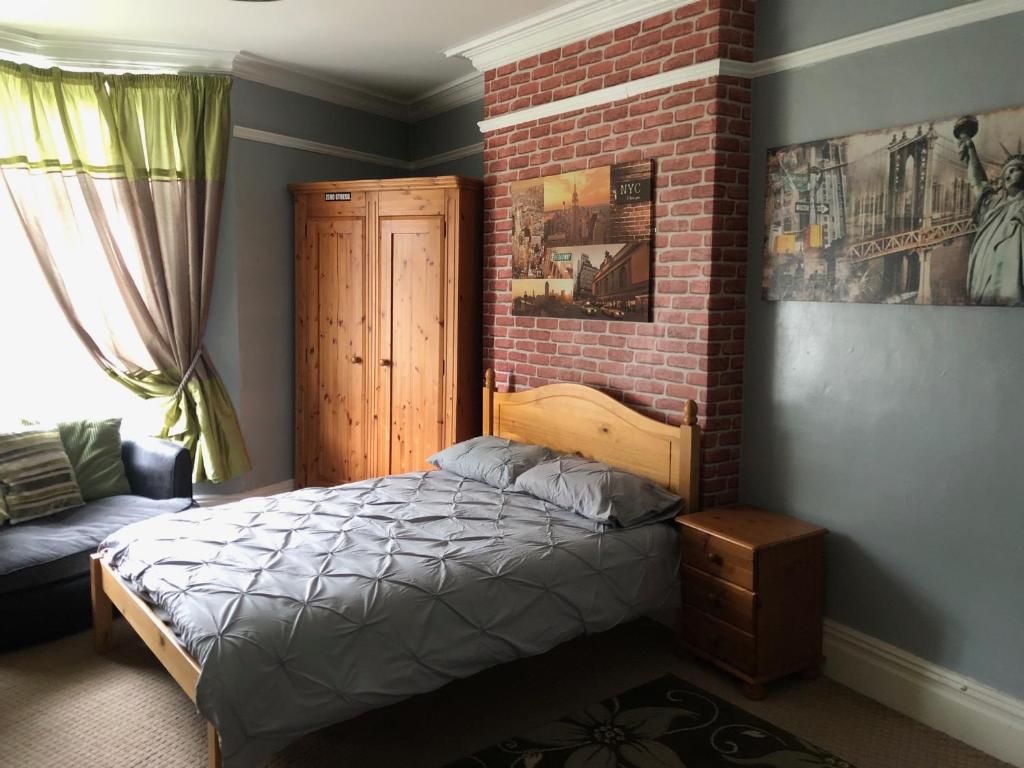 6 Bedroom Villa in Barnsley Centre