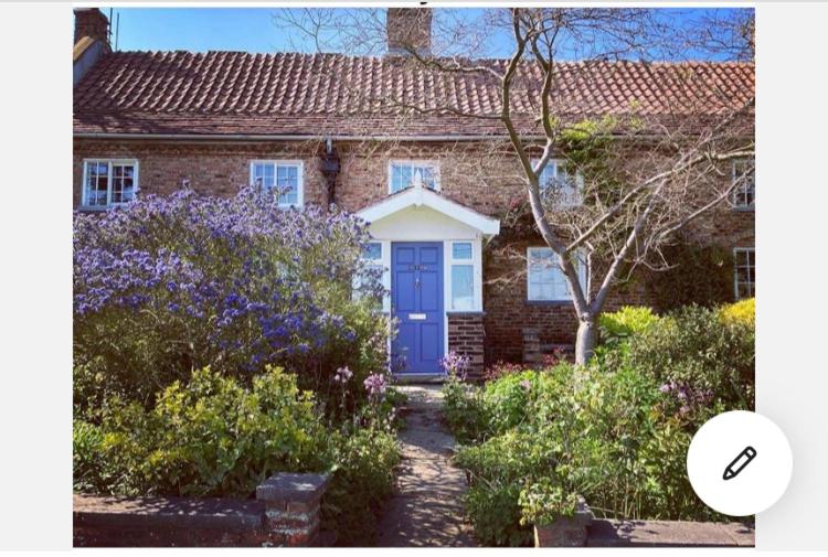 Accommodation at farmhouse , quirky 3/4bed period home with hot tub in gate helmsley