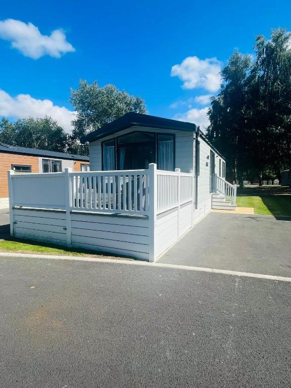 Teejay's Lodge with Hot Tub