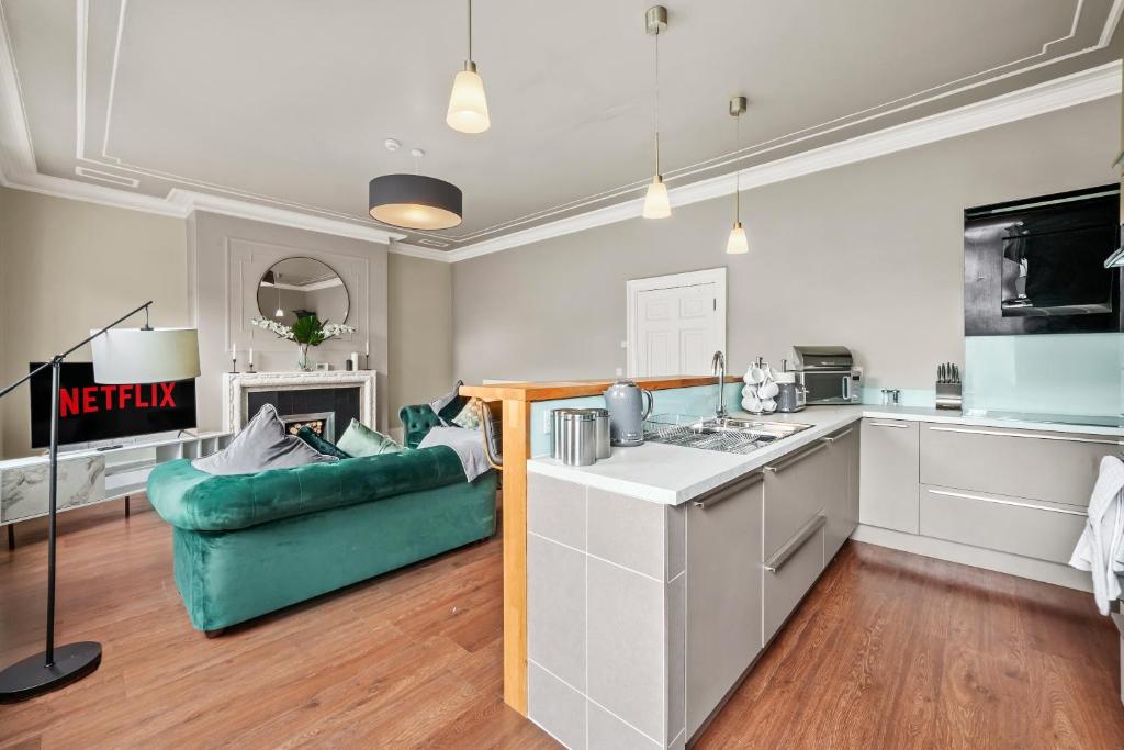 Designer Spacious Apartment in Yorkshire - Parking