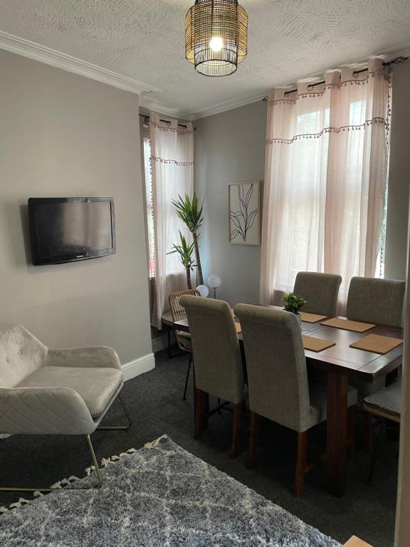 Perfect for large groups, sleeps 17 close to city centre