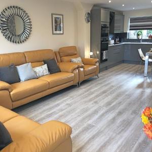 City Centre Town House - City Views & Free Parking