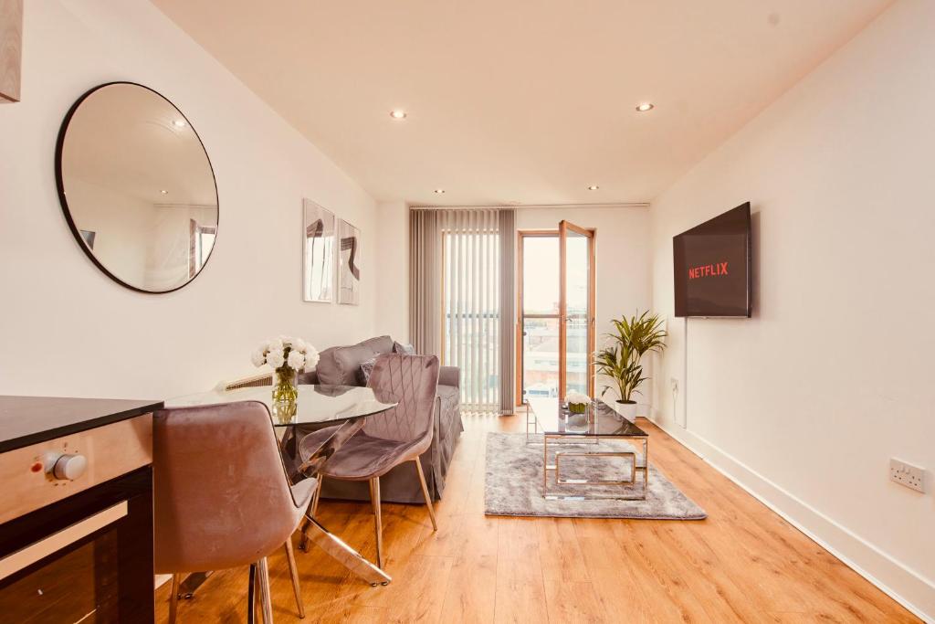 Modern Deluxe City Centre Apt & Free Secure Parking!