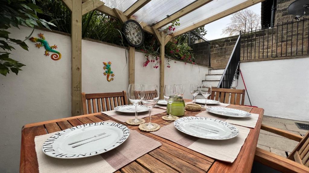 The Garden Apartment - Spacious 2 bedroom, central location