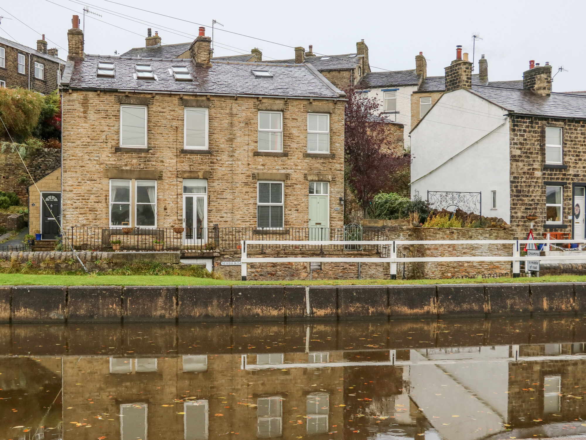 Accommodation at Canalside Cottage in farnhill