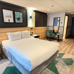 Ramada Hotel &  Suites by Wyndham Coventry — photo 7