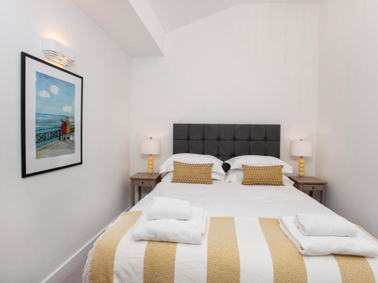 White House Apartments-Free parking 1 car per apartment — photo 2