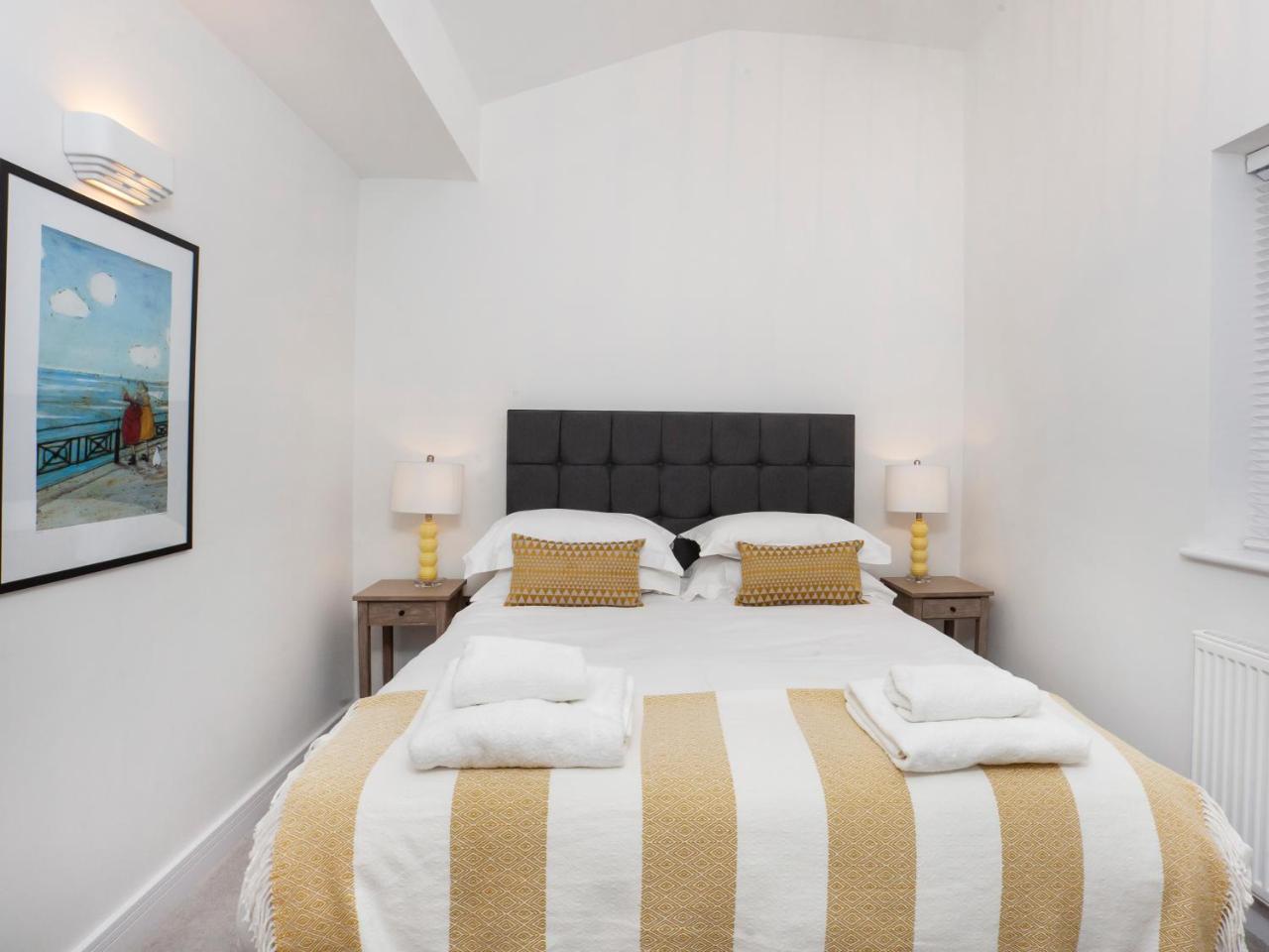 White House Apartments-Free parking 1 car per apartment — photo 3