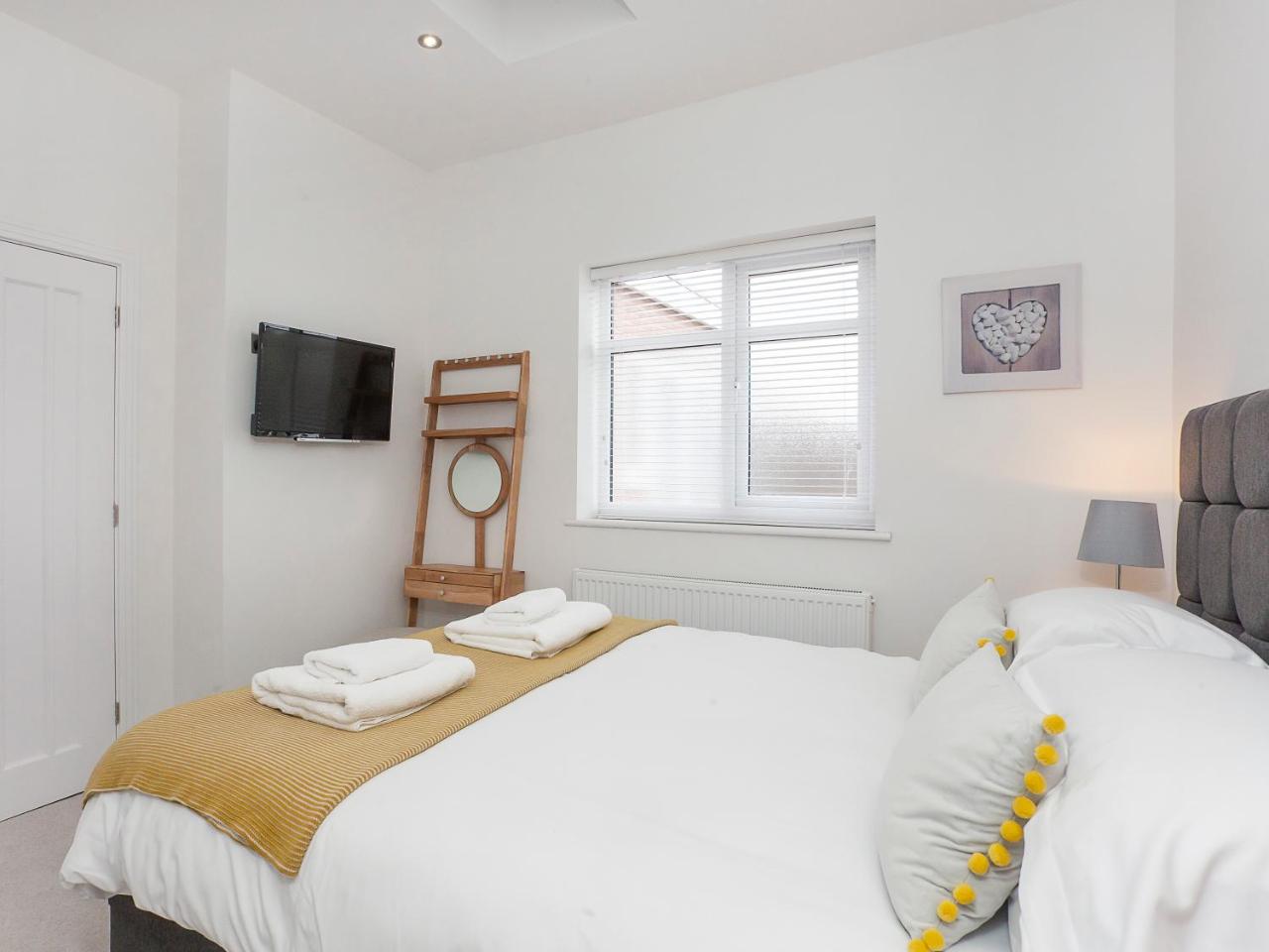 White House Apartments-Free parking 1 car per apartment — photo 4