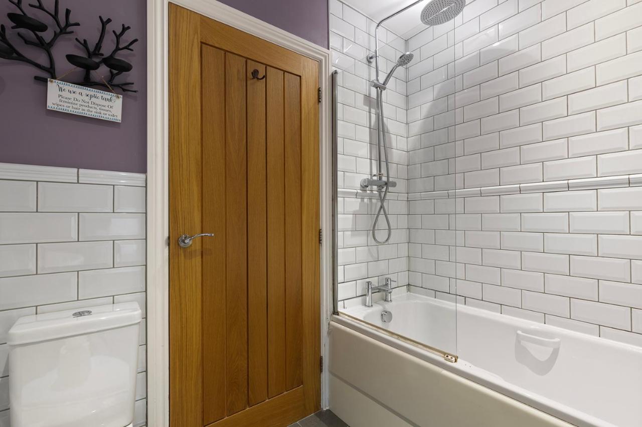 No 6 - Wisteria Cottage - Pass the Keys — photo 8
