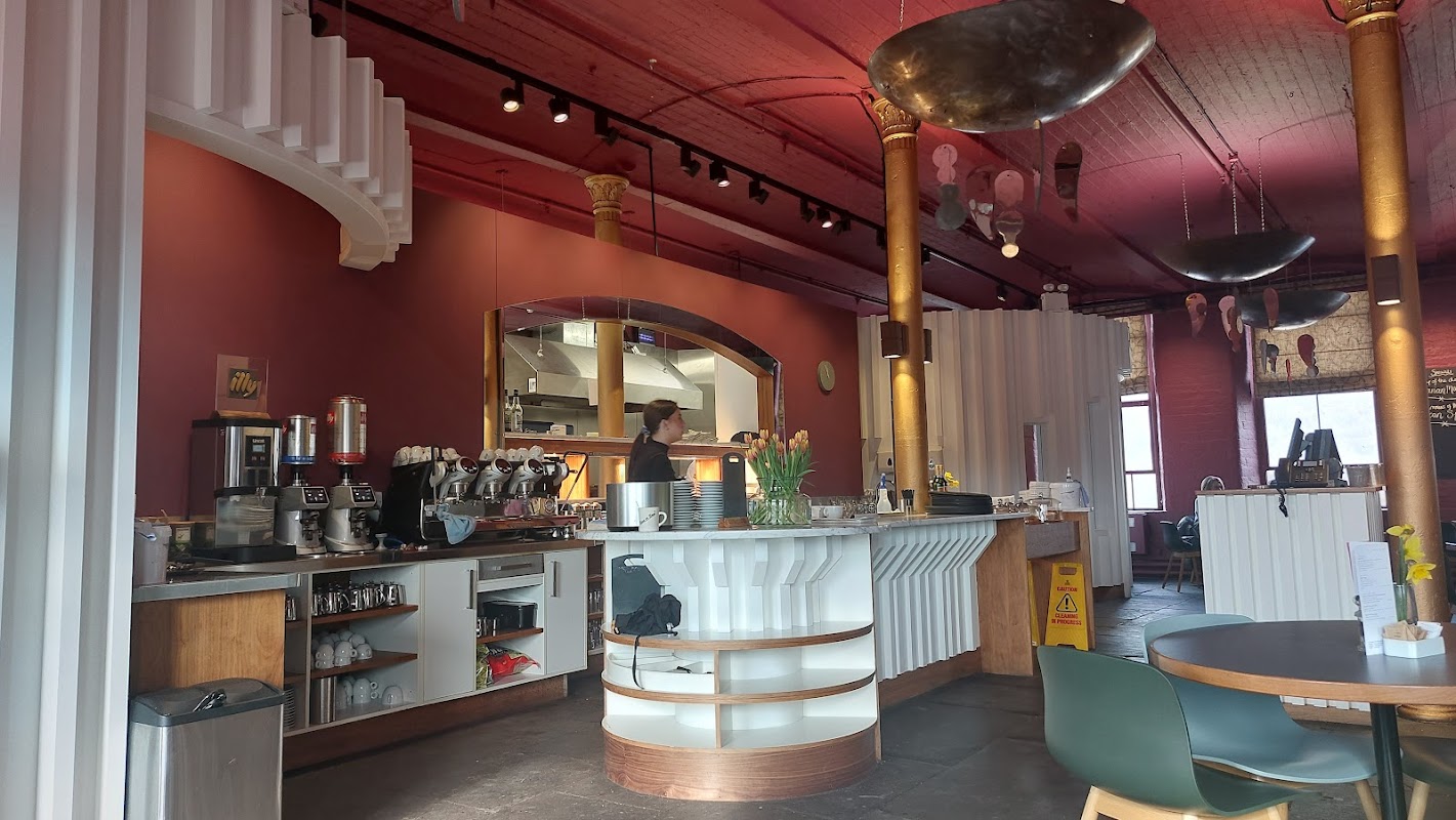 Cafe in to the Opera