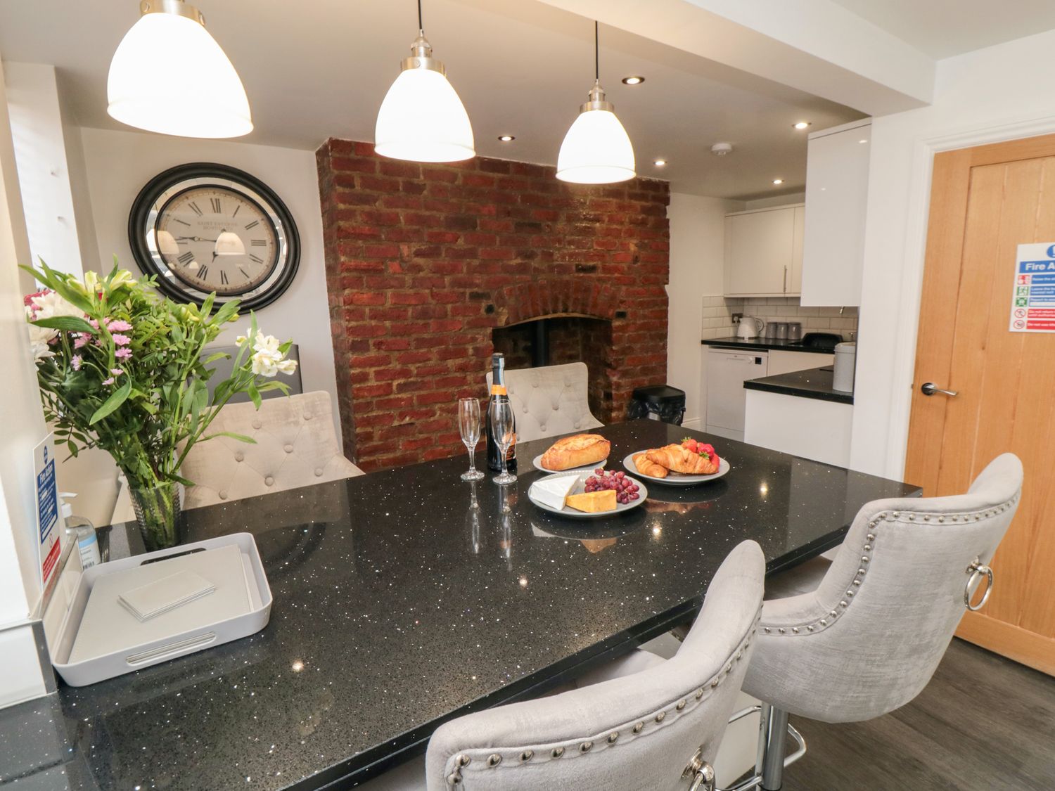Tower Apartment — photo 3