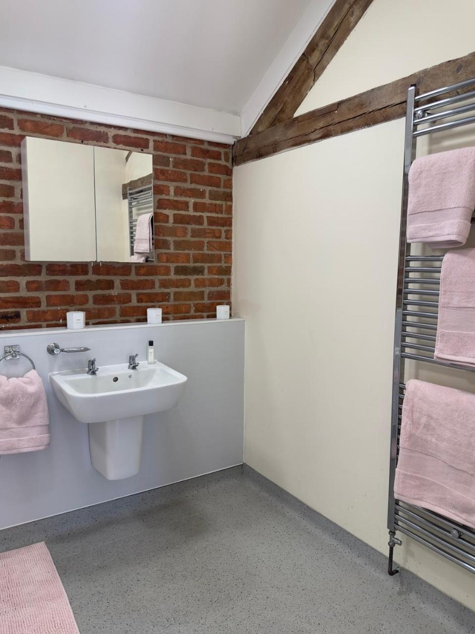 1 Bed Flat - Sleeps 2 - Pets - Parking - Wifi — photo 3