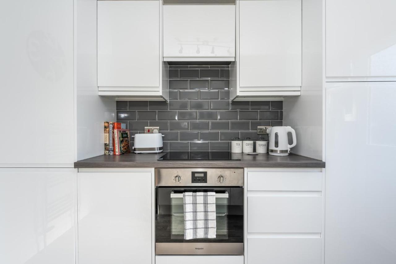 14 Acomb Wood Drive Peaceful 2-Bed Home in York with Free Parking - Pass the Keys — photo 4
