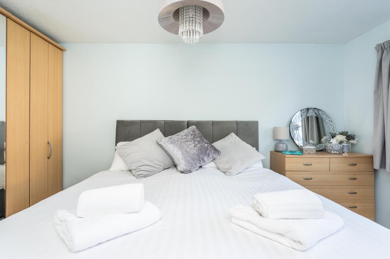 14 Acomb Wood Drive Peaceful 2-Bed Home in York with Free Parking - Pass the Keys — photo 7
