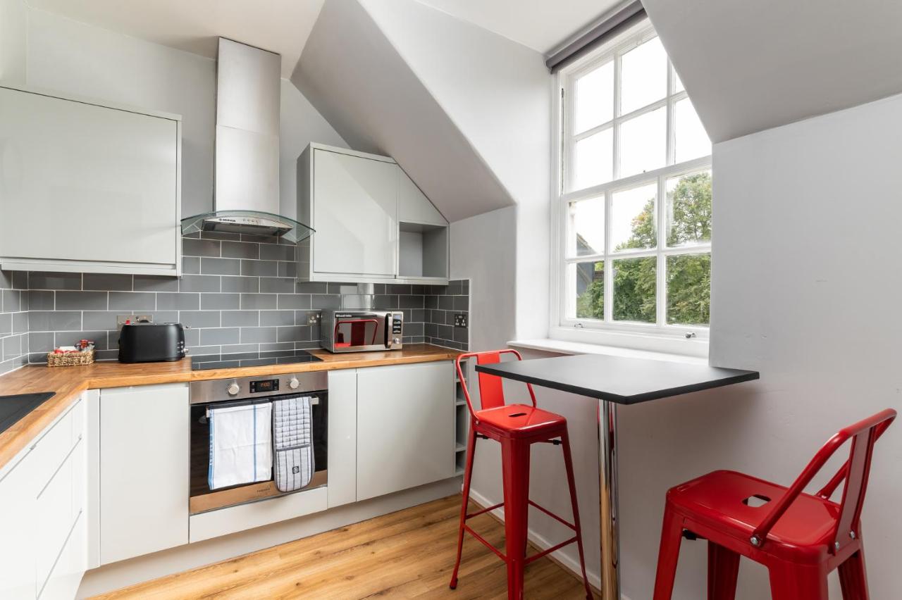 14 Feversham House Stylish 1-Bed Apartment with York Minster Views - Pass The Keys — photo 4