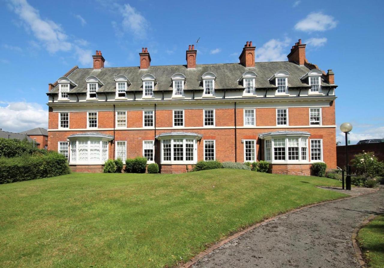 14 Feversham House Stylish 1-Bed Apartment with York Minster Views - Pass The Keys — photo 6