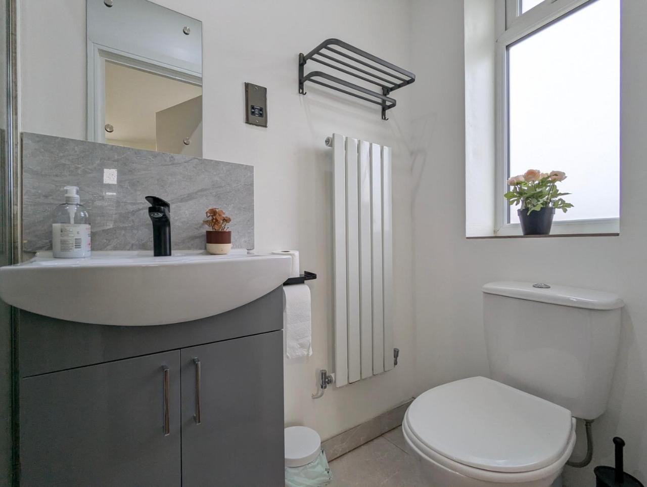 2 Ensuite Bedroom House Near Centre Free Parking — photo 3