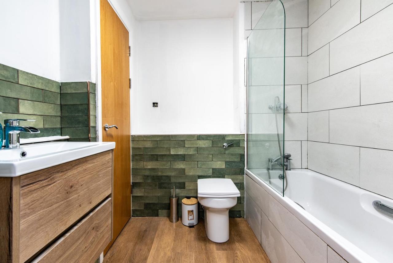 2BR Apartment with Parking, Close to York Centre — photo 4